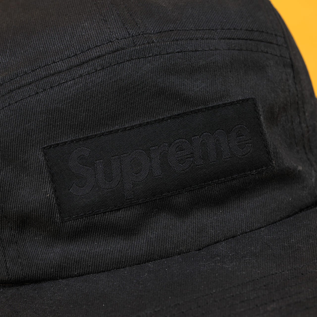 シュプリーム」と「メゾン マルジェラ」のコラボな黒キャップ