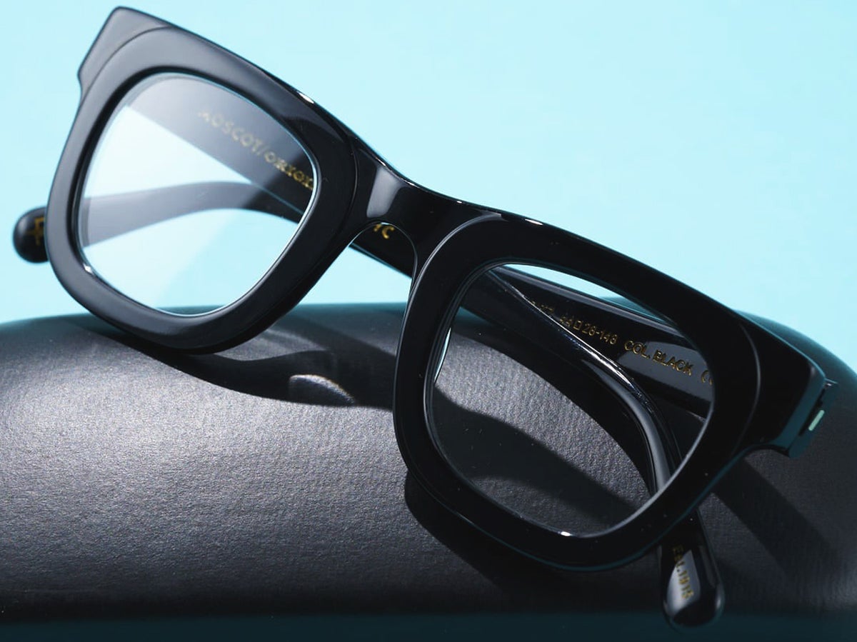 オシャレな人が買ってよかった「黒ぶちメガネ」4選！モスコットから服