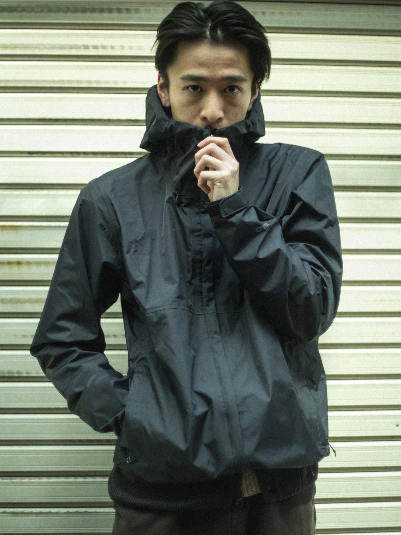 オシャレな人たちの「雨の日コーデ」は“黒い”！ モンベル＆パタゴニア