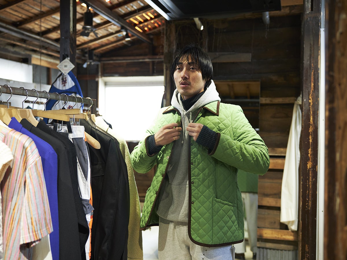 スタイリスト浅野 亨さんの古着コーデ×2。トレンドカラーをこなす