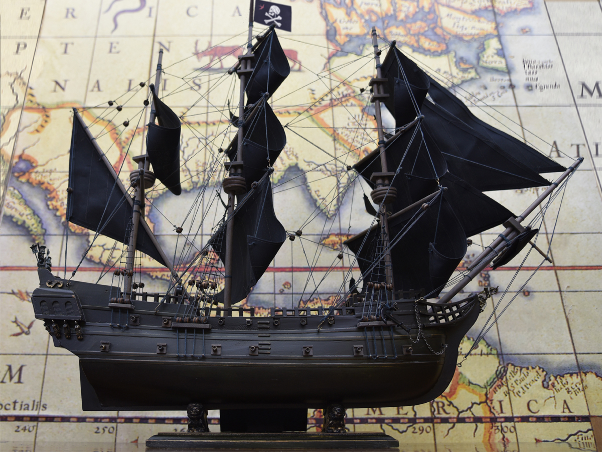 パイレーツ ブラックパール号 | 革ジャンのマックス・ケイディ