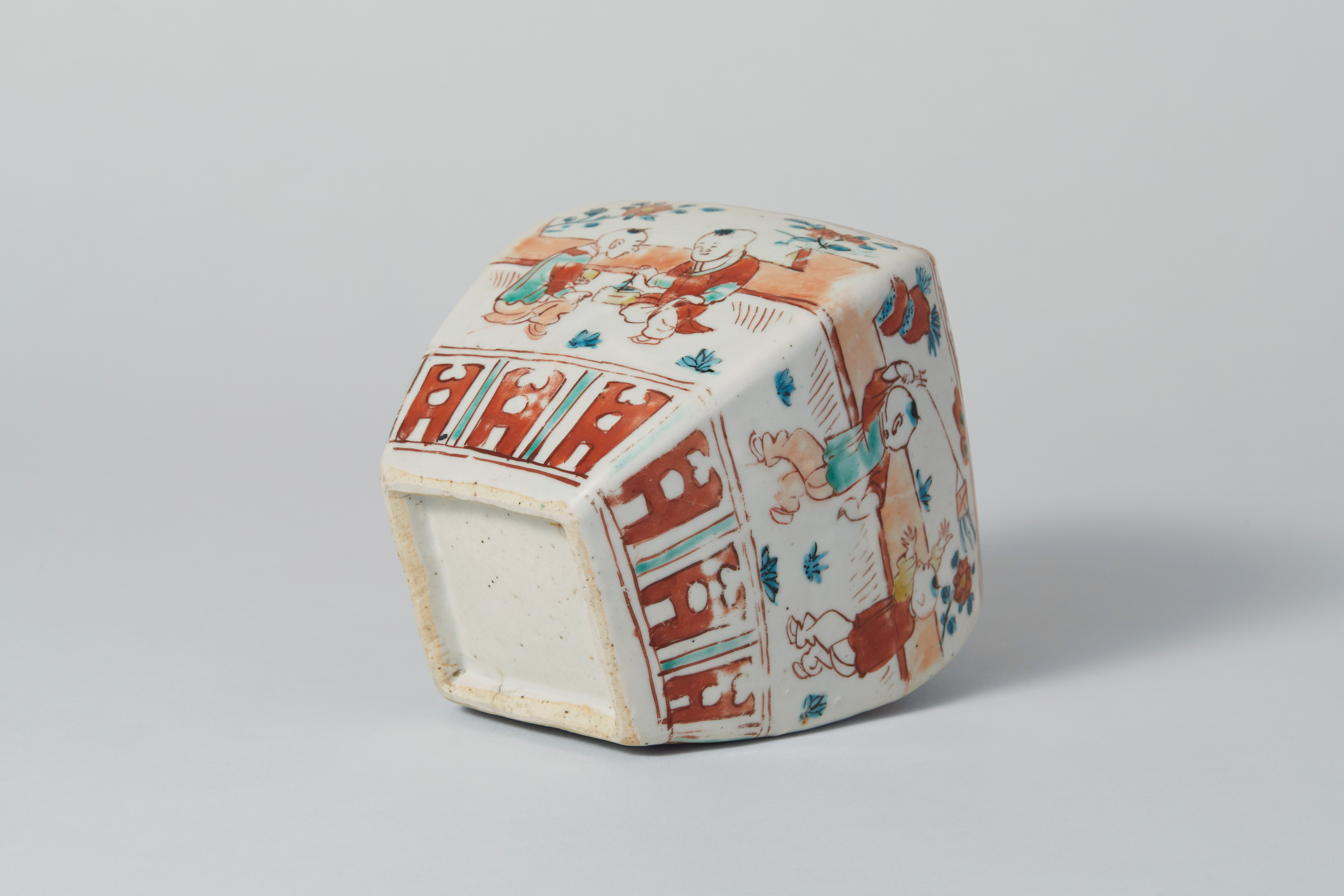 五彩唐子文方壺（古赤絵）