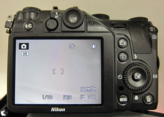 ニコンのハイアマチュア向けデジタルカメラ「COOLPIX P7000」を