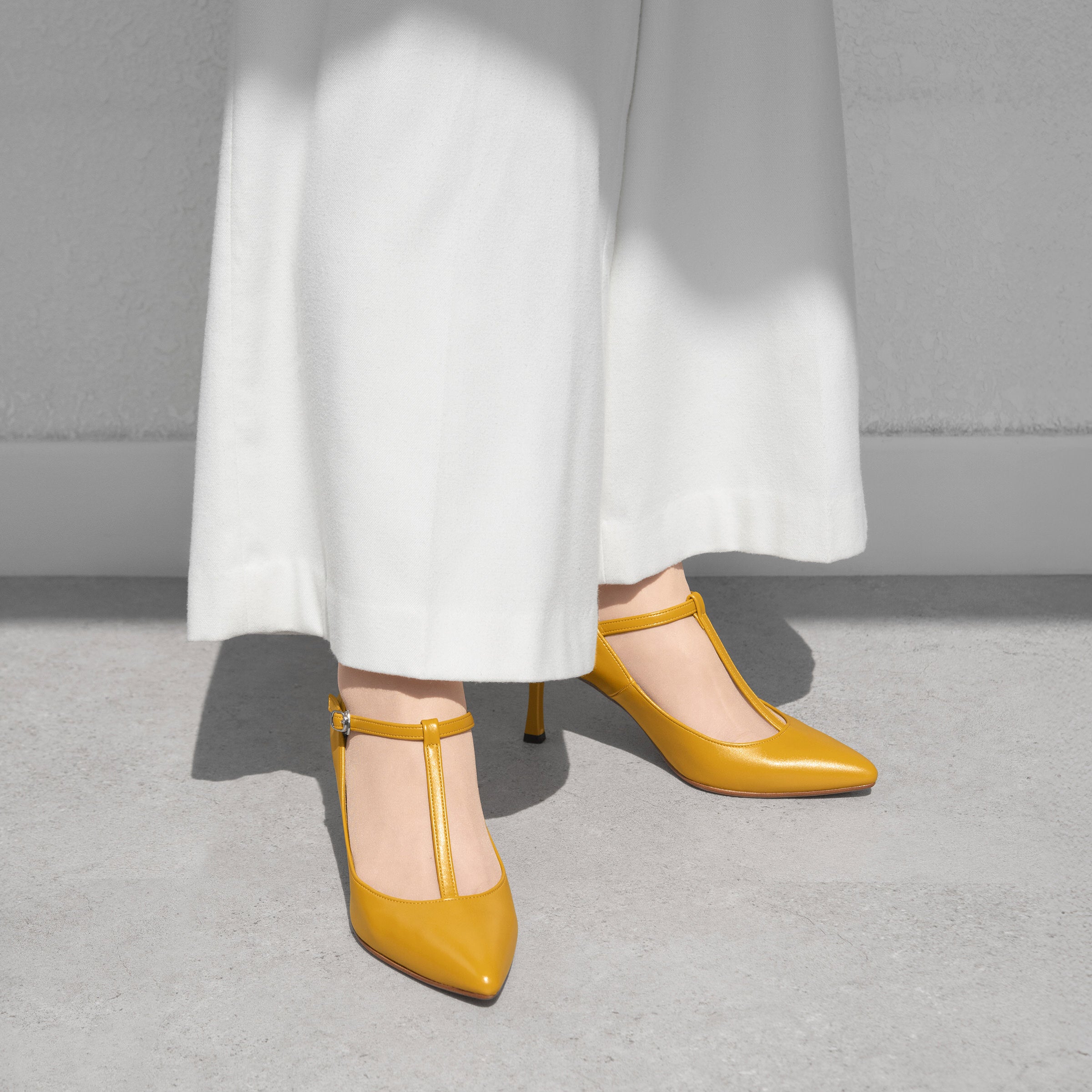 30%OFF：Tストラップ パンプス 7cmヒール（m72003）マスタード