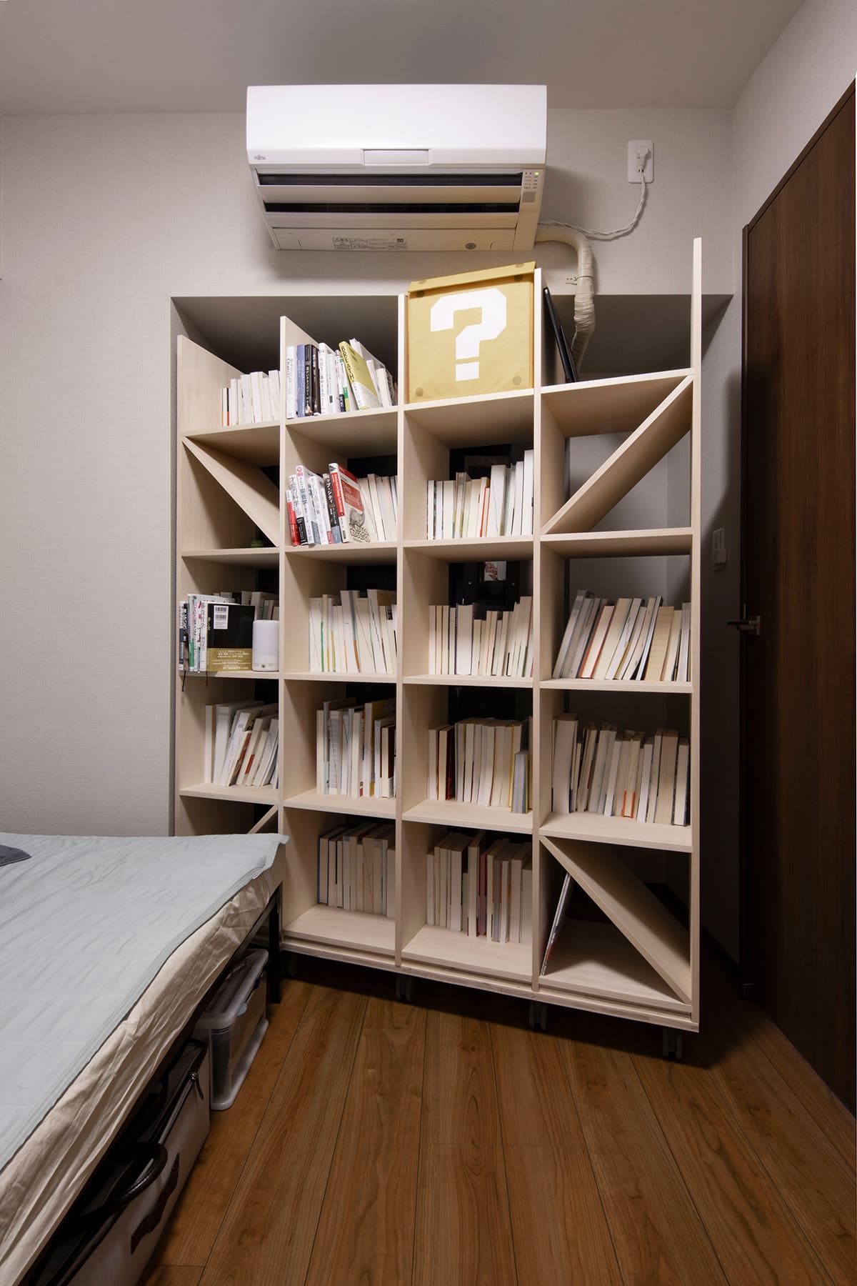 隠れ家的な書斎 – Shelf 壁一面の本棚 奥行350mm – マルゲリータお客様事例