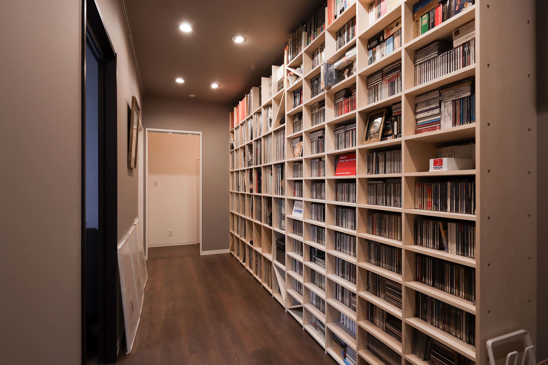 妥協しない感動を伝える – Shelf 壁一面の本棚 奥行350mm