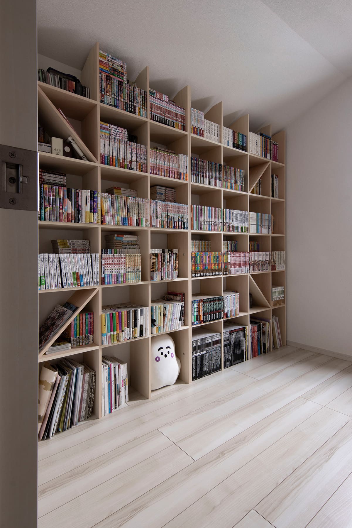 壁一面のコミック棚 – Shelf 壁一面の本棚 奥行250mm – マルゲリータ