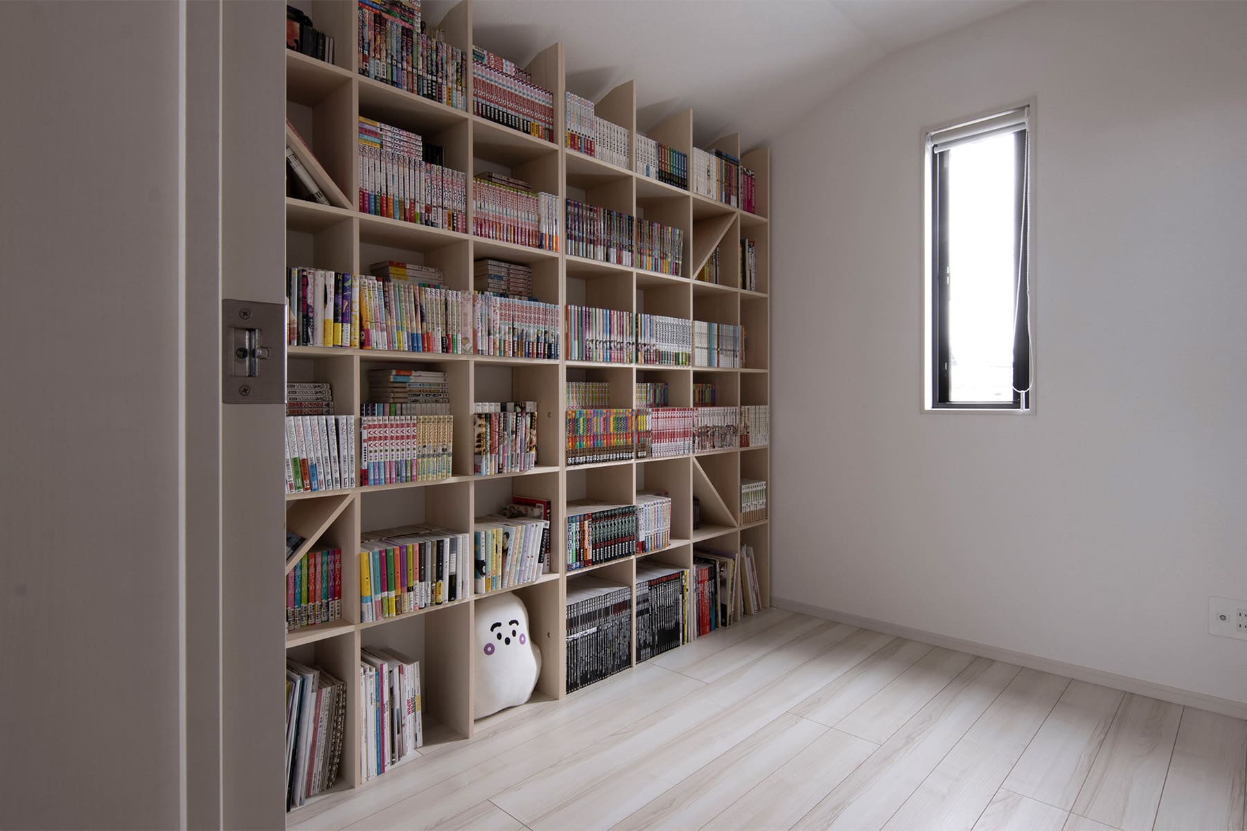 壁一面のコミック棚 – Shelf 壁一面の本棚 奥行250mm – マルゲリータ