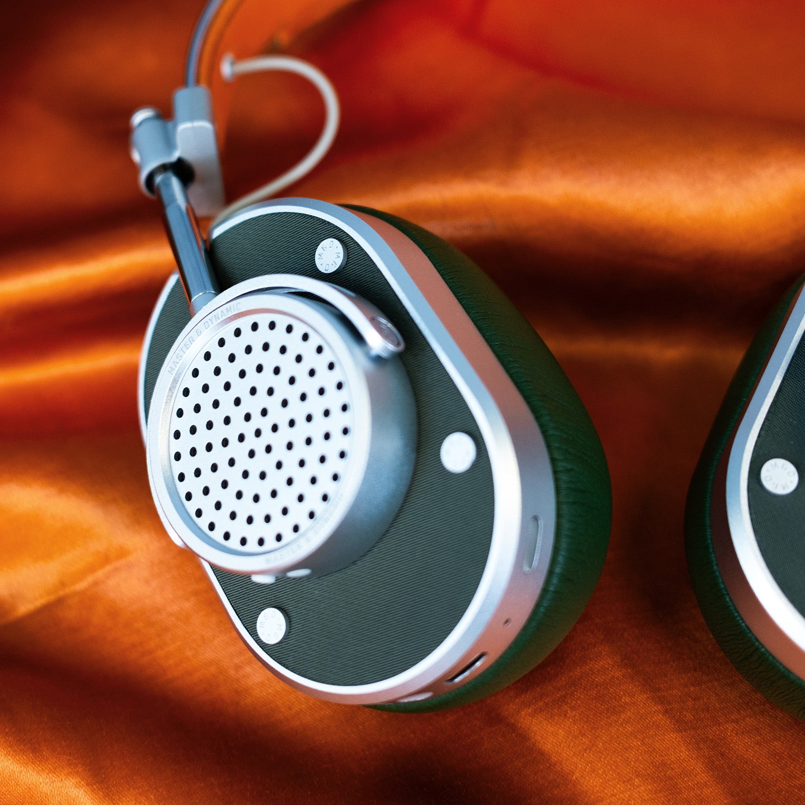 MH40 APPLIED ART FORMS | Master & Dynamic