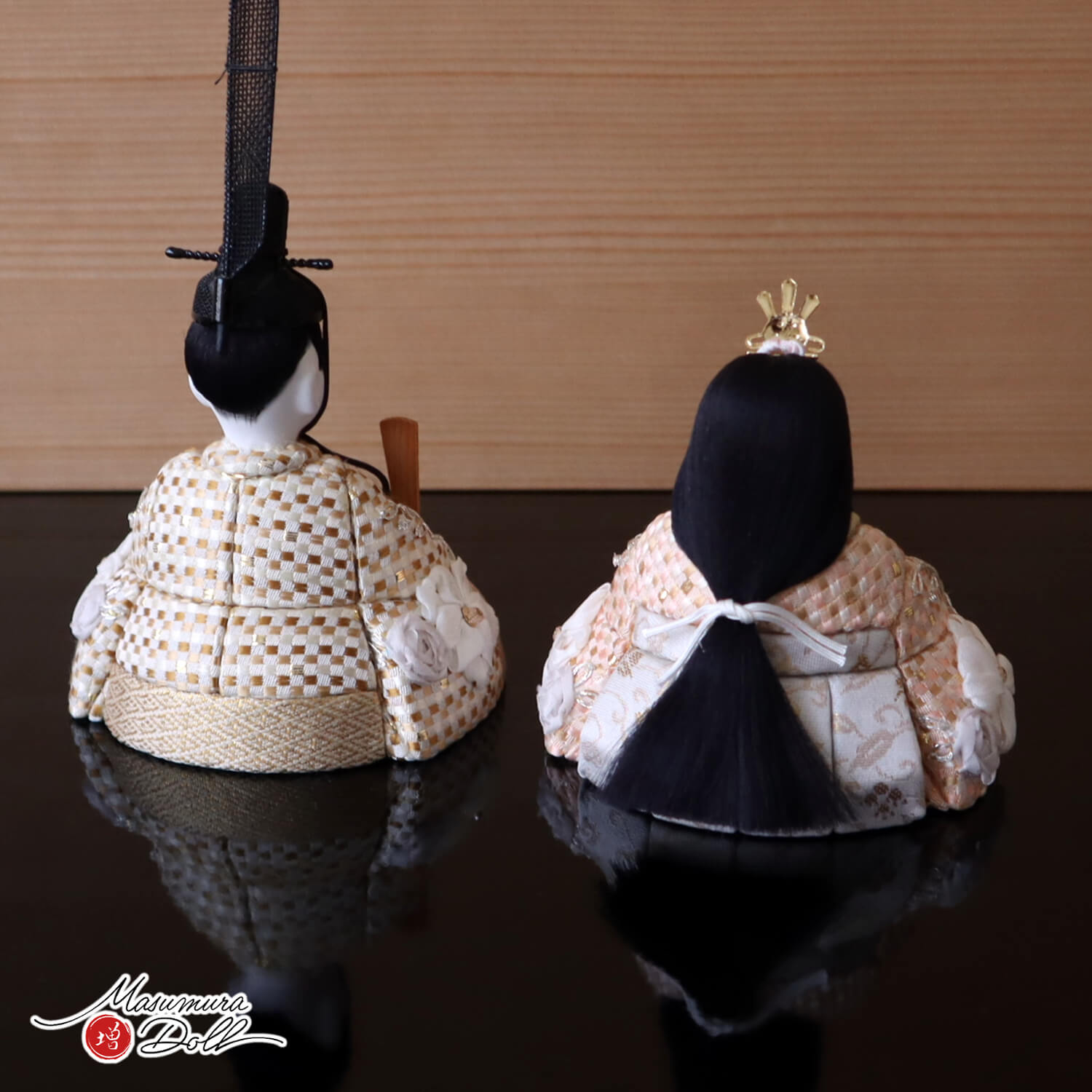 三世・金林真多呂作 正絹 本手刺繍 若葉雛 伝統的工芸品 国産杉製月飾