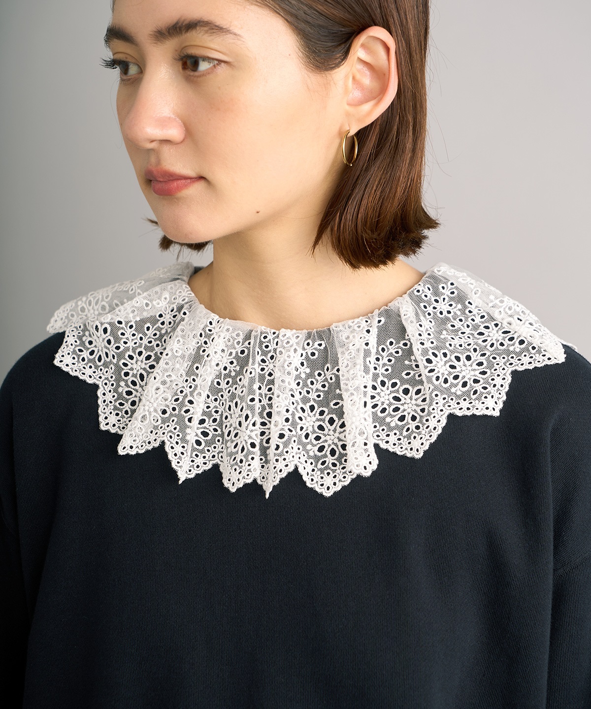 レース襟付きスウェットプルオーバー | MUVEIL Online Shop