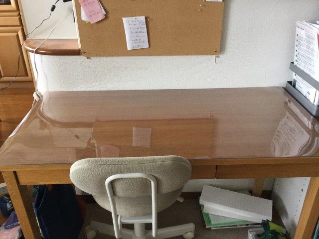 無印良品の無垢材デスクに汚れ防止でマットをオーダー | 透明テーブル