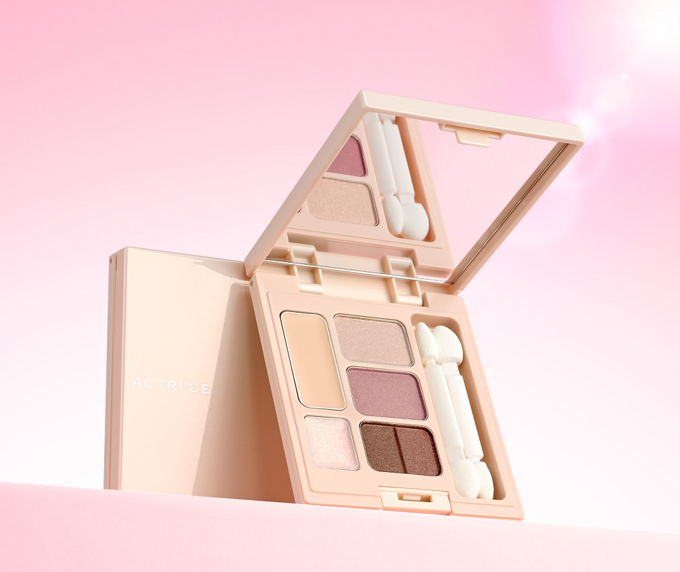 美しい発色のリップスティックと、多彩な目もとを演出するアイカラー