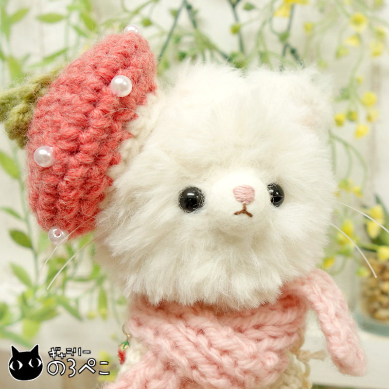 ふわふわ白猫ちゃんのあみぐるみ～いちごのベレー帽とマフラー