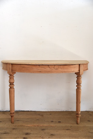 風合いある半円のコンソールテーブル