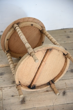 風合いあるラウンドサイドテーブル