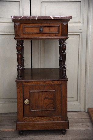 上品な大理石のベッドサイドテーブル