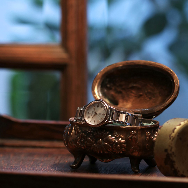 xC hikari collection 光発電エコ・ドライブ電波時計 Titania Happy