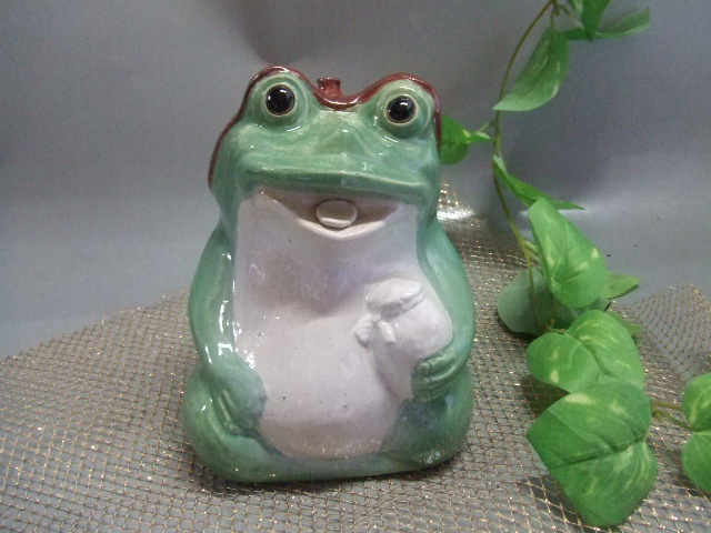 傘をかぶった福招金運蛙｜中村陶器 信楽焼の通販サイト （滋賀/陶器