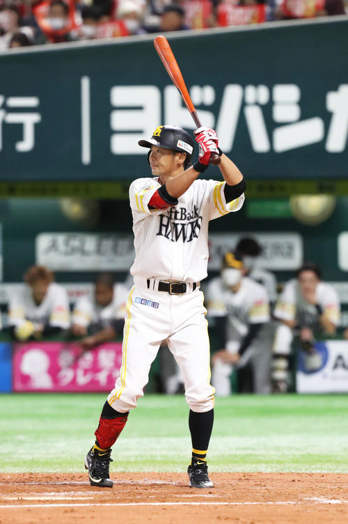 ソフトバンク】明石健志が現役最終打席で内野安打、一塁ベース上で涙