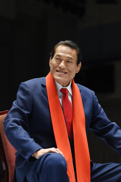 アントニオ猪木さん孫寛太さん「ダァーッ！」 赤ネクタイ姿で弟啓介