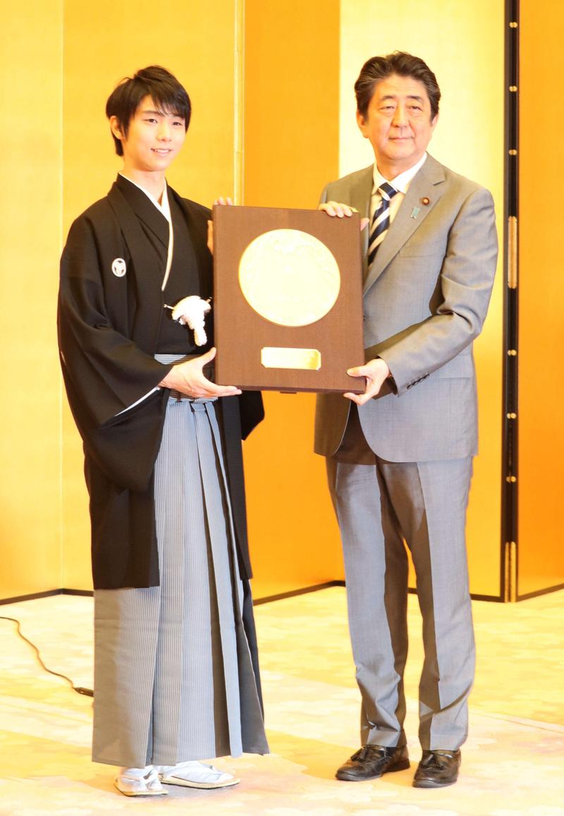 美しい！人間国宝はかま姿の羽生結弦に国民栄誉賞盾 - 社会 : 日刊スポーツ