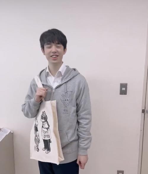 藤井聡太8冠たまらんかわいさ…パーカー＆トートバッグでくるりポーズ