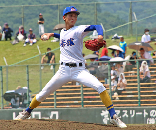4回からマウンドに立った秀岳館の巨瀬投手 - 充実 エース支えた夏 秀岳