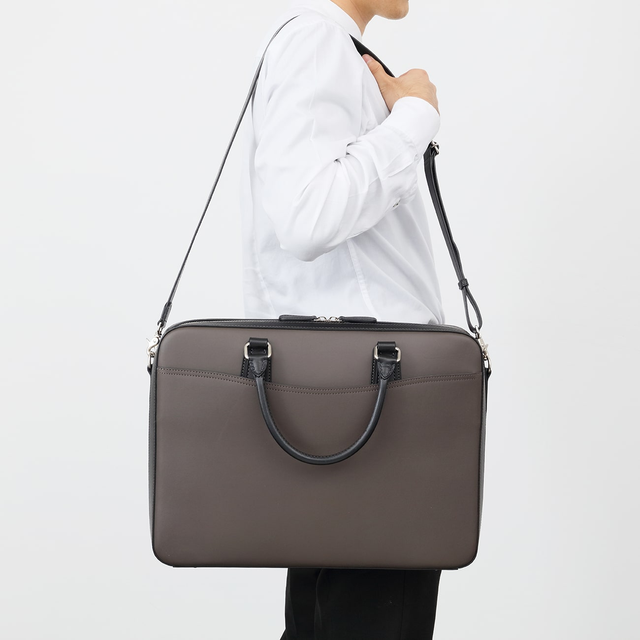 職人技が叶えた「シンプル」ビジネスバッグ｜人気ブリーフケースに新色