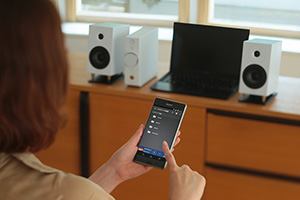 価格.comスタッフがソニーのワイヤレスコンポ「CAS-1」をリビング