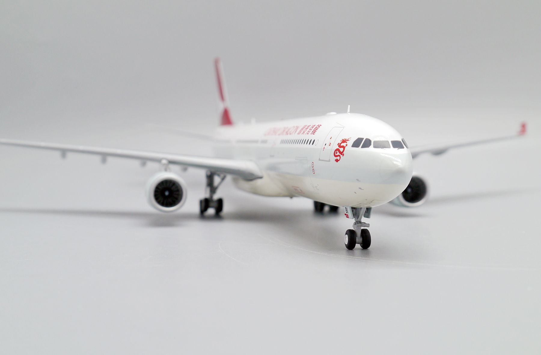 ScaleModelStore.com :: JC Wings 1:200 - EW2333008 - Cathay Dragon