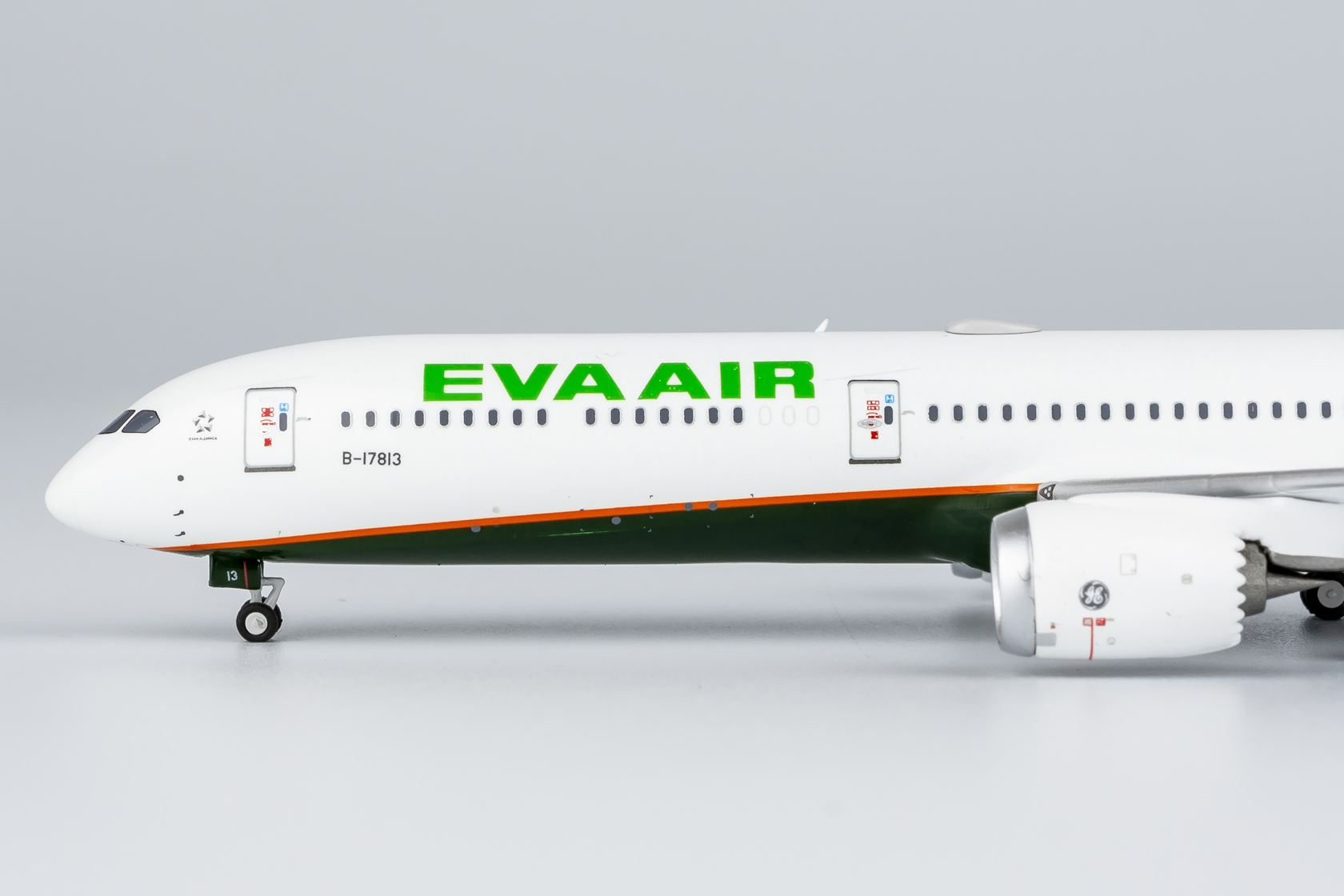 ScaleModelStore.com :: NG Models 1:400 - 56021 - EVA Air Boeing 787-10