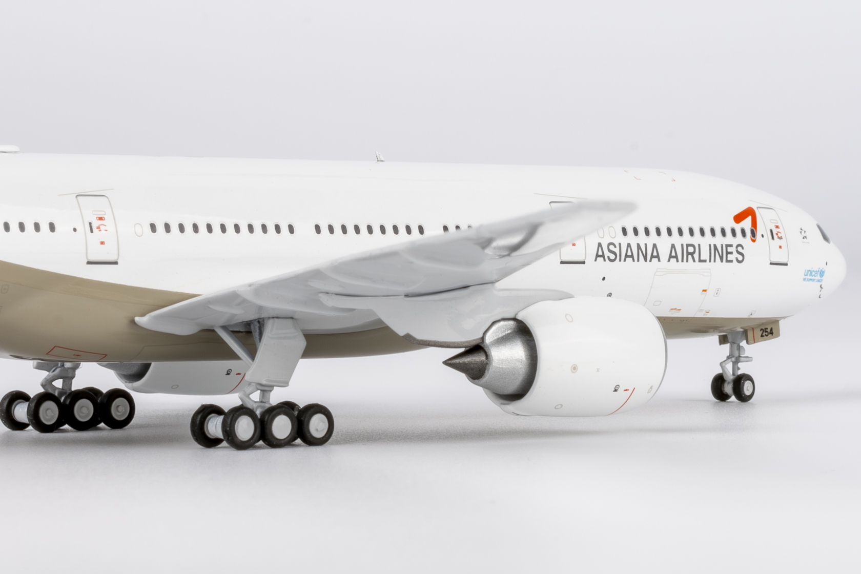 その他 ASIAN AIRLINES Boeing 777-200ER 1/180 その他 ASIAN AIRLINES