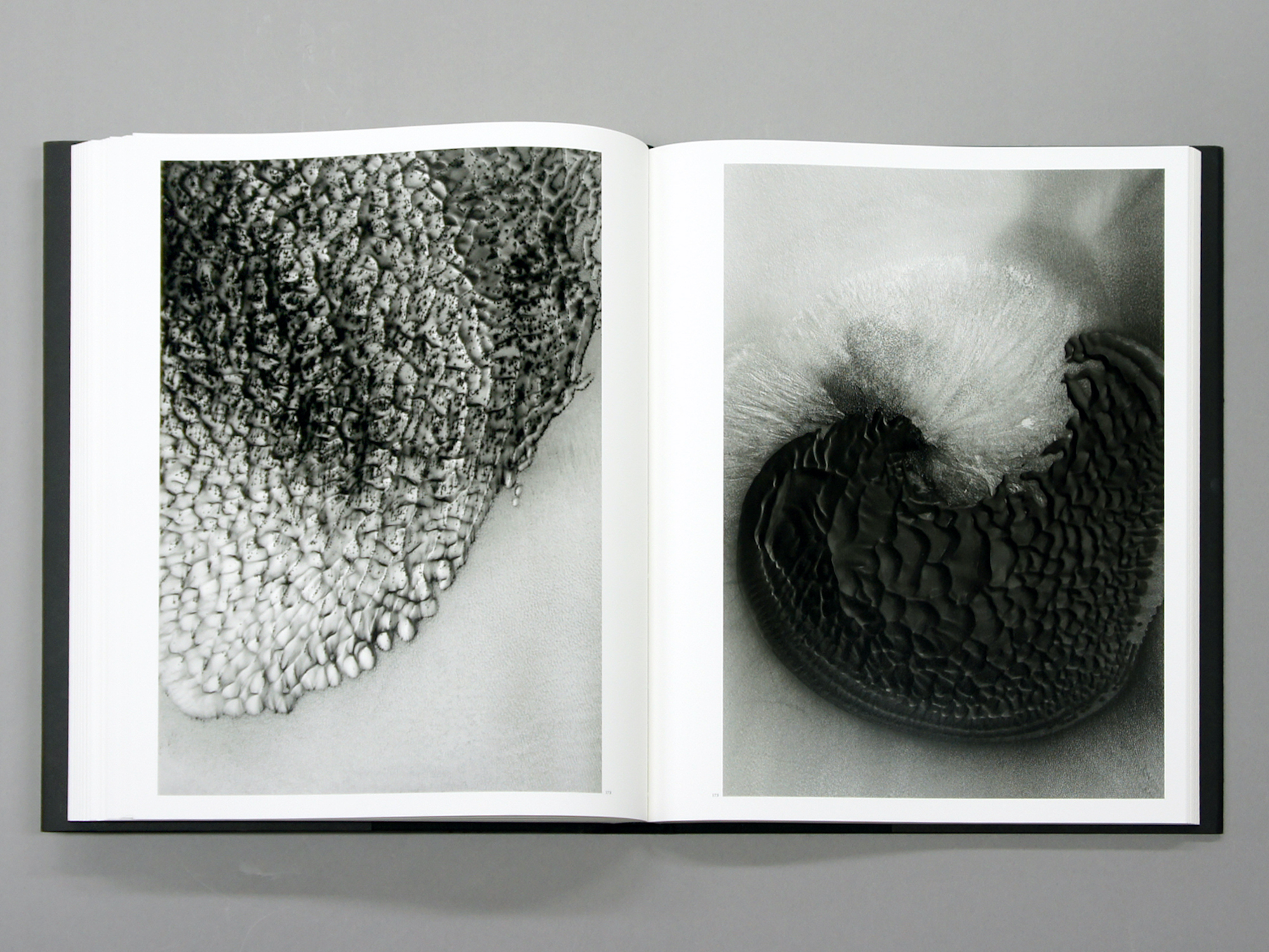 MARS 火星 ―未知なる地表 惑星探査機MROが明かす、生命の起源｜青幻舎