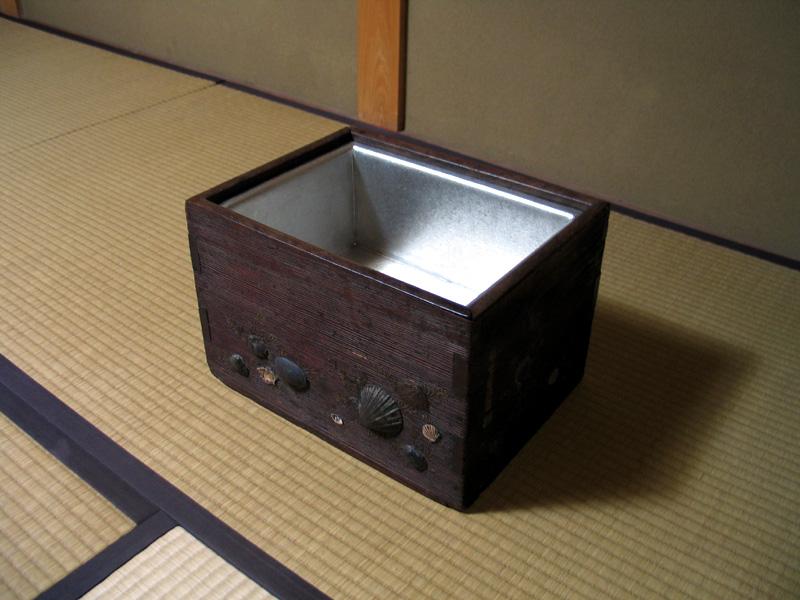 モノにいのちを吹き込む（火鉢を使ったワインクーラー） | 清課堂 / 錫