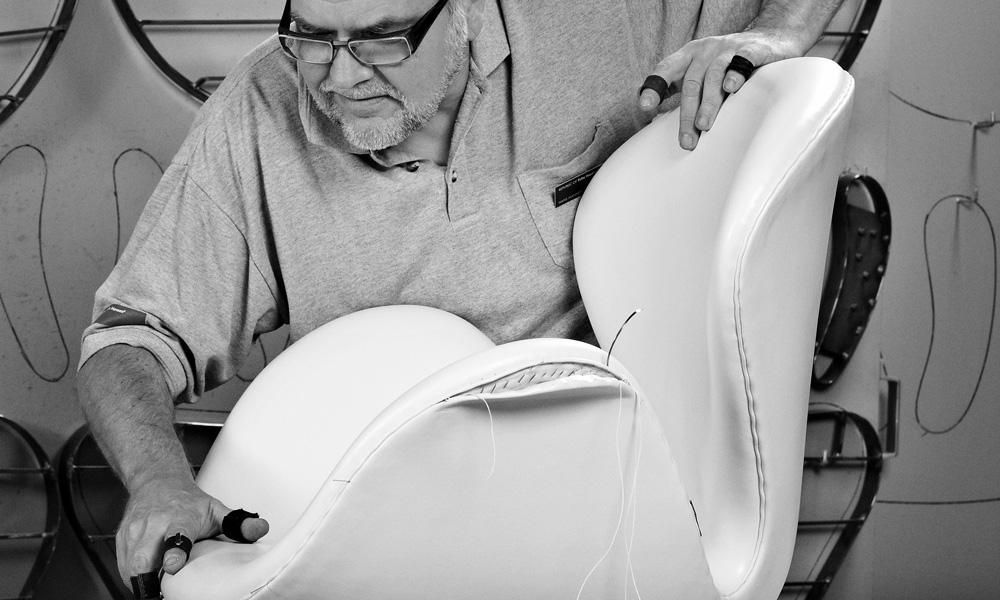 スワンチェア 3320 / エッセンシャルレザー・カテゴリー3FRITZ HANSEN