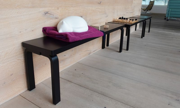 ベンチ153A ソリッドトップ / ブラックラッカーArtek（アルテック