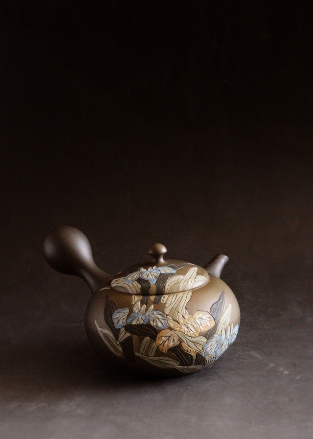 常滑焼 伊藤昭陽作茶窯変あやめ彫急須 煎茶道具 紫砂急須 あやめ紋様