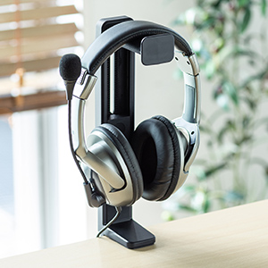 机の天板に挟むだけで簡単に設置できるヘッドホンスタンドを発売