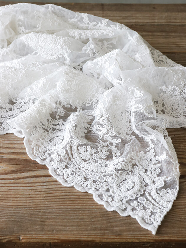 Chez moiテーブルランナーCorinzioホワイト シェモア ～ サラグレース