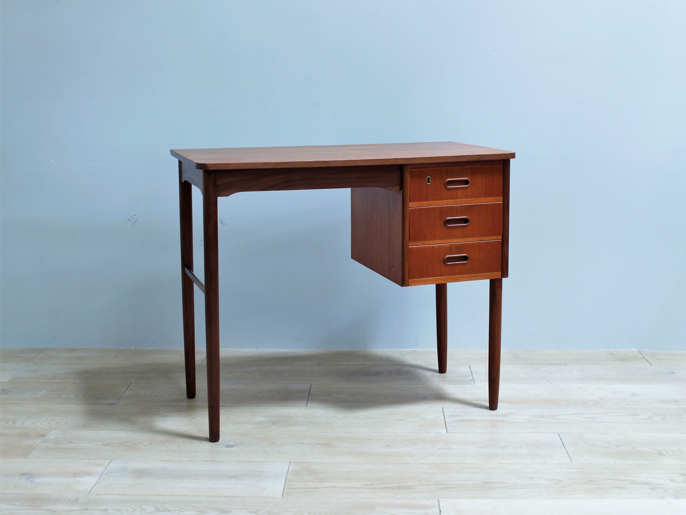 DESK｜FURNITURE & RUG｜SLOW HOUSE（スローハウス）