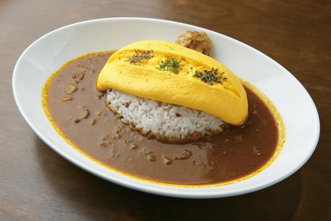 独創的なカレーがずらり。湖岸のそばでいただくひと皿。高島市にある