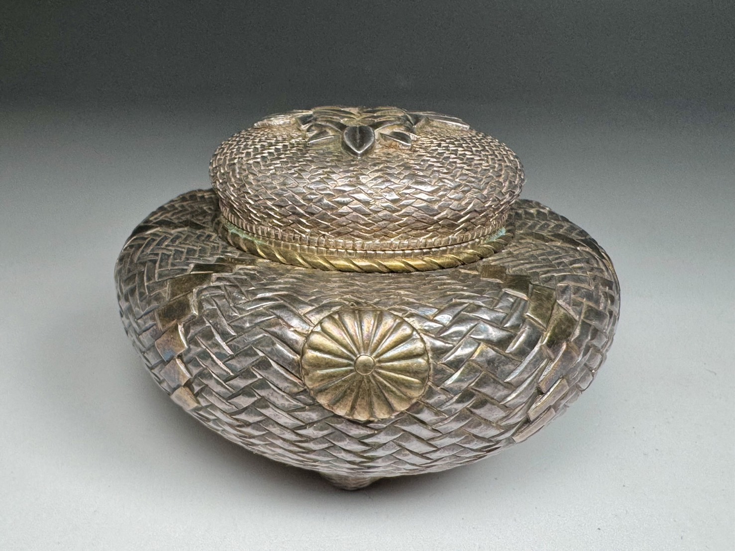 ボンボニエール 銀製 十六弁八重表菊紋 天皇家御下賜品 4点 | 新栄堂