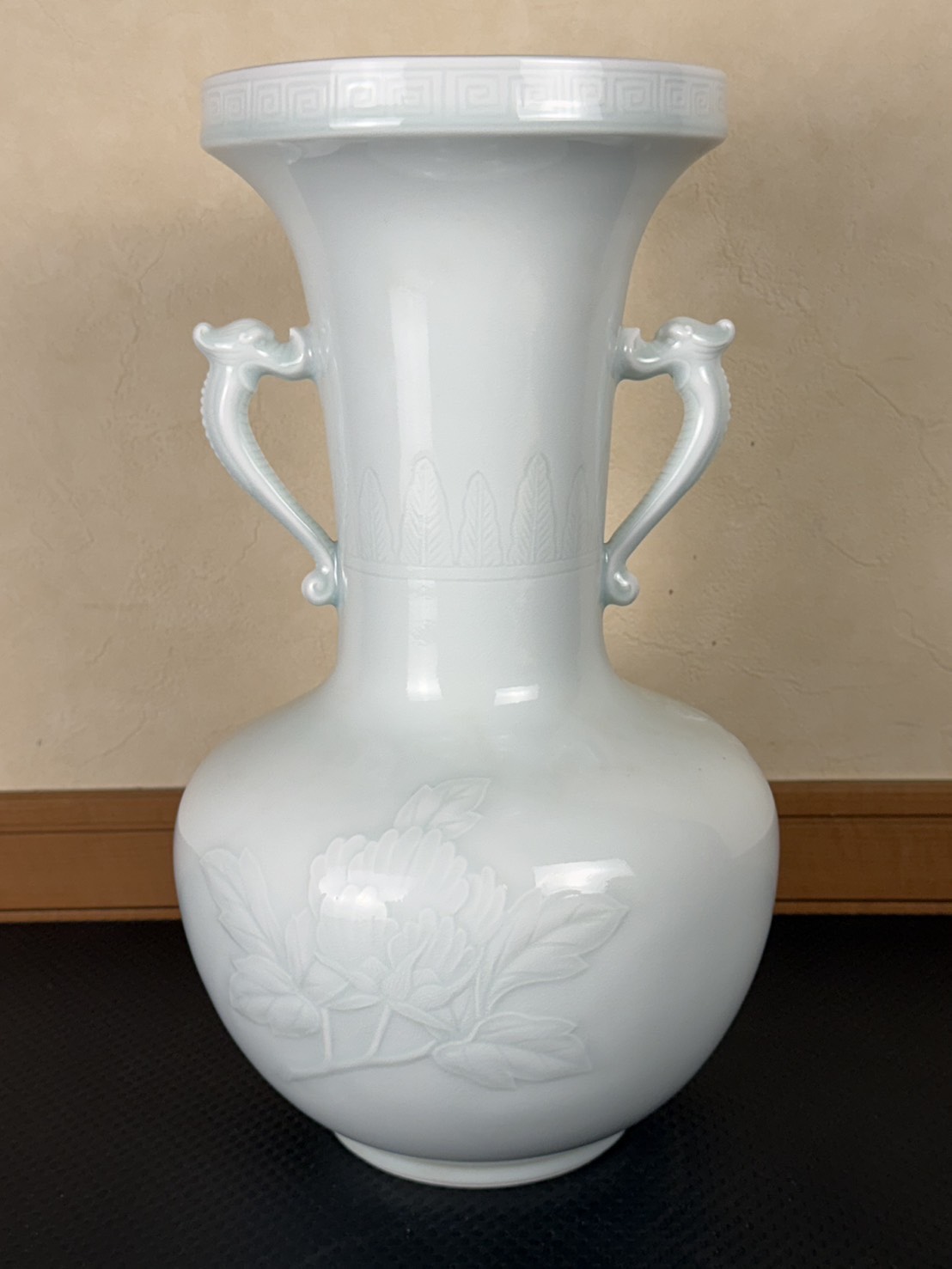 陶芸家 樋渡陶六 作 青白磁牡丹紋彫花瓶 | 新栄堂