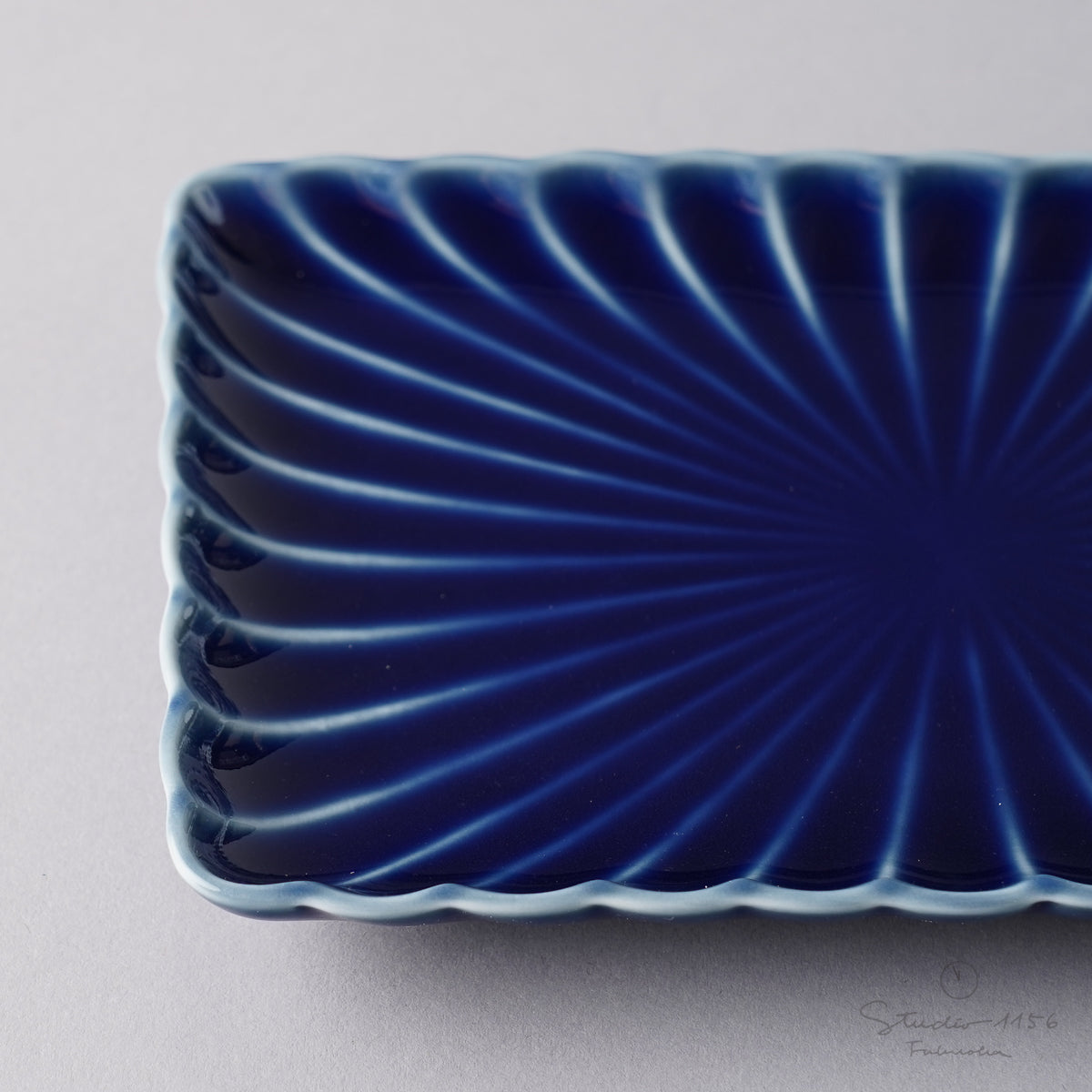 伊万里焼 青白磁 菊彫り長角皿 16cm 瀬兵窯の通販｜Studio1156