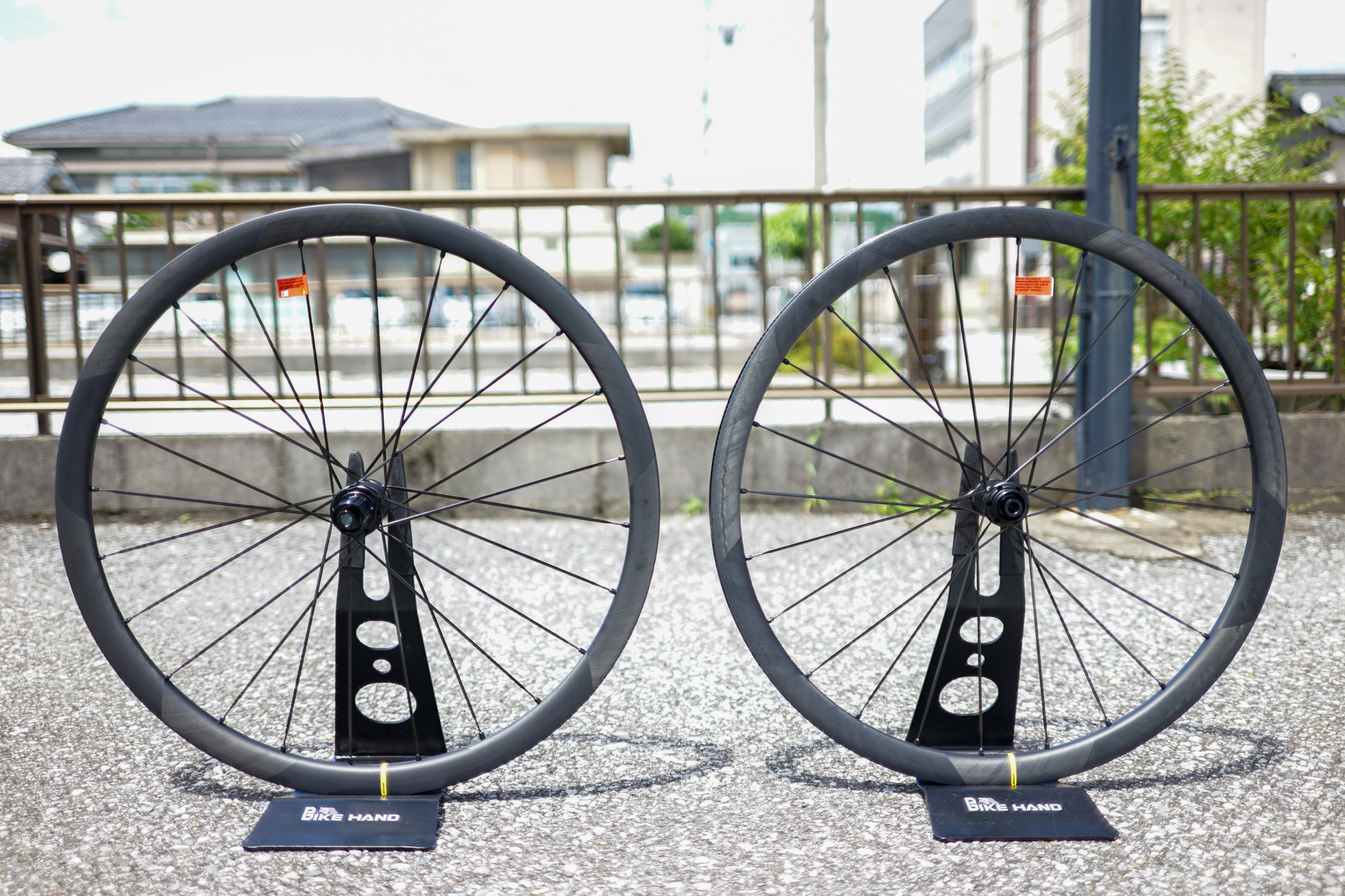 NEWグラフィックとカーボンレイアップが高級感を演出。MAVIC COSMIC