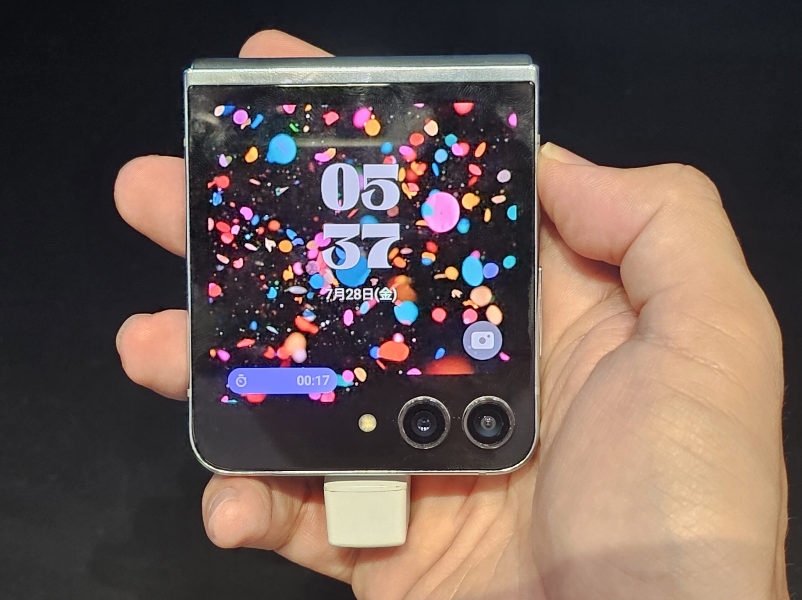 9/1発売】Galaxy Z Flip5を触って感じた、片手で開ける「ガラケー」の