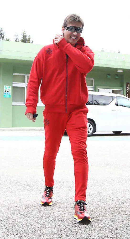 日本ハム・新庄監督のド派手ジャージー！午前の赤は4万4000円、午後の