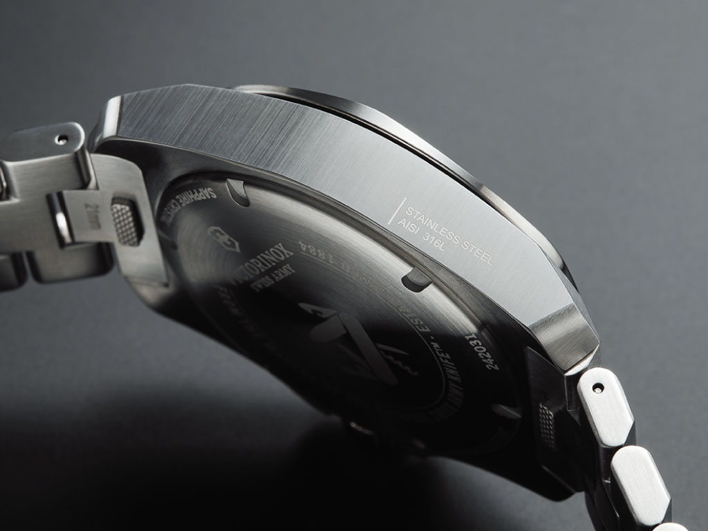 ISO認定、200防水と耐久衝撃性を確保【スイス最強クラス“タフネス時計