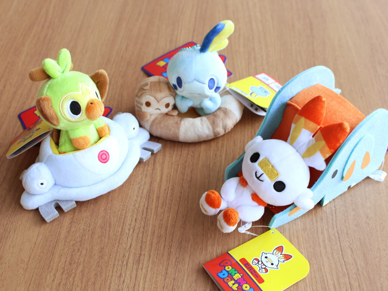 大人気「POKÉMON DOLLS」にサルノリ・ヒバニー・メッソンが仲間入り
